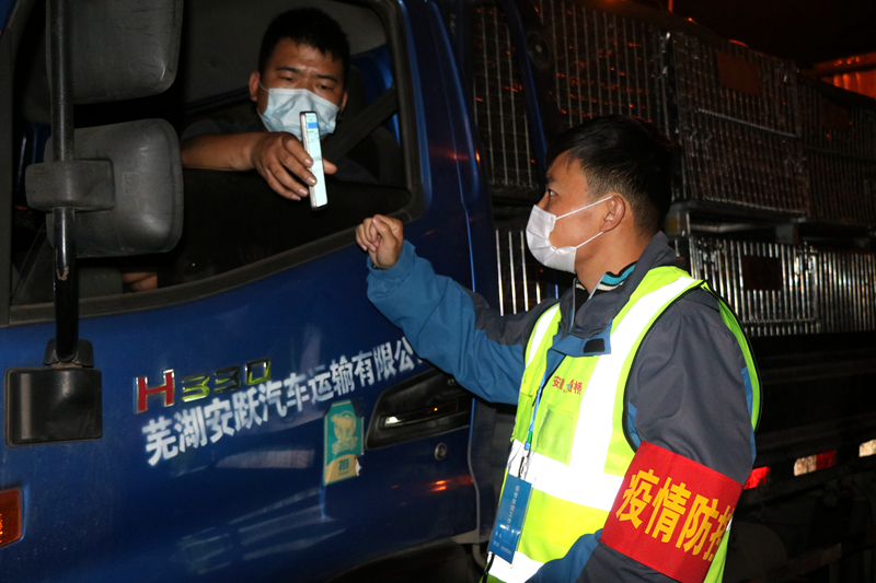 新一輪疫情發(fā)生后，安徽路橋迅速行動，組織全體職工和勞務工人進行全員核算檢測，筑牢疫情防控第一道防線。此外，還積極投身屬地疫情防控，踐行國企擔當。
